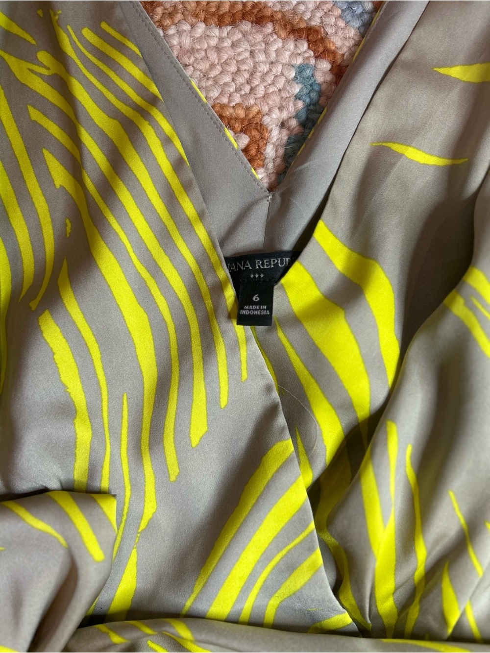 Banana Republic Satin Wrap Tie Blouse Abstract Gray Yellow V-Neck Puff Sz 6 - Picture 6 of 8